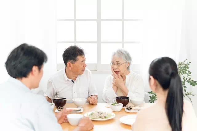 歯が痛むご老人の画像