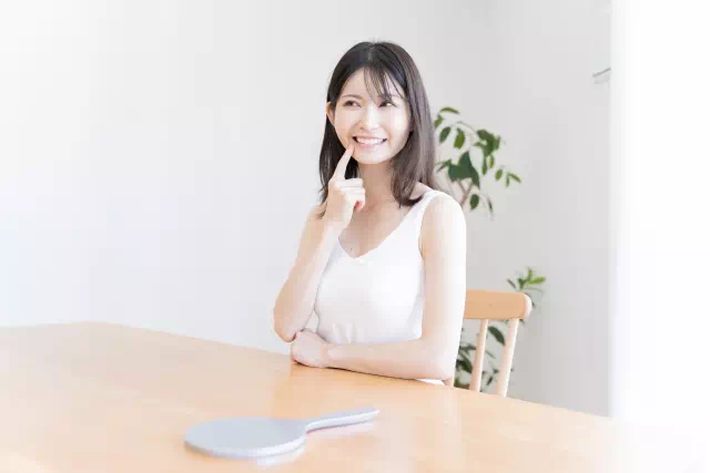 笑顔の歯がキレイな女性の画像