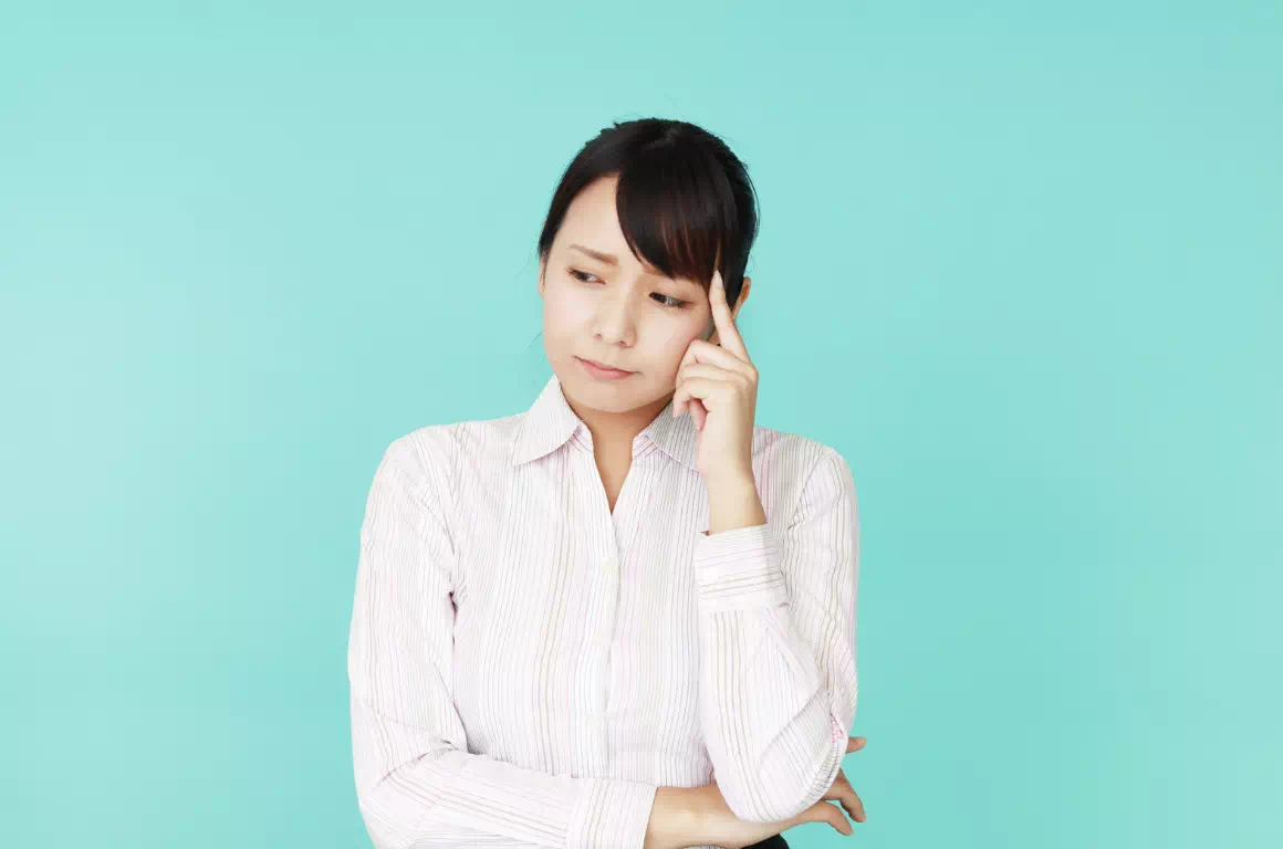 考え事をしている女性の画像