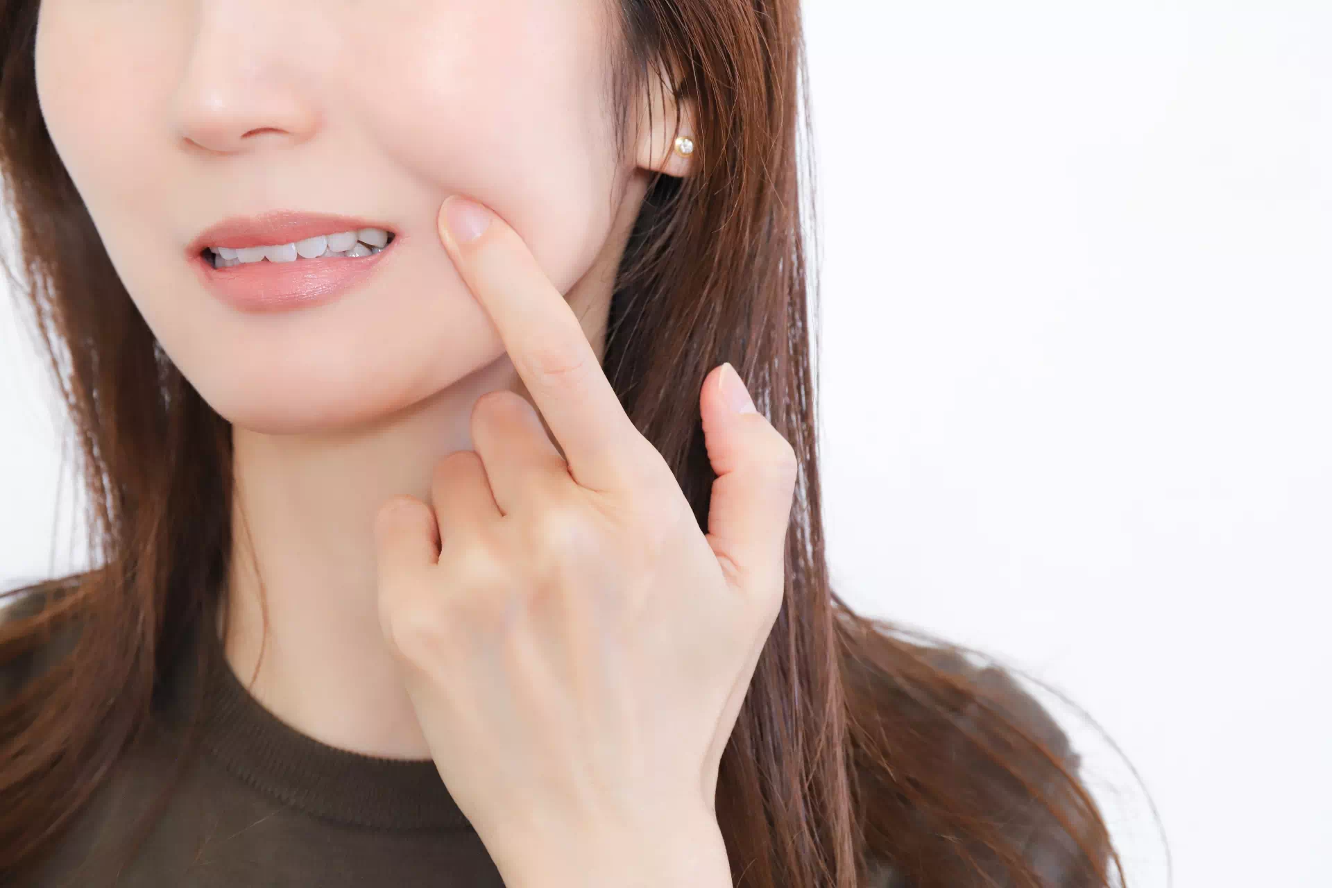 歯を気にする女性の画像
