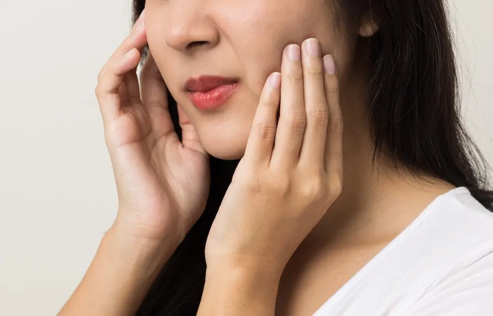 歯痛の女性の画像