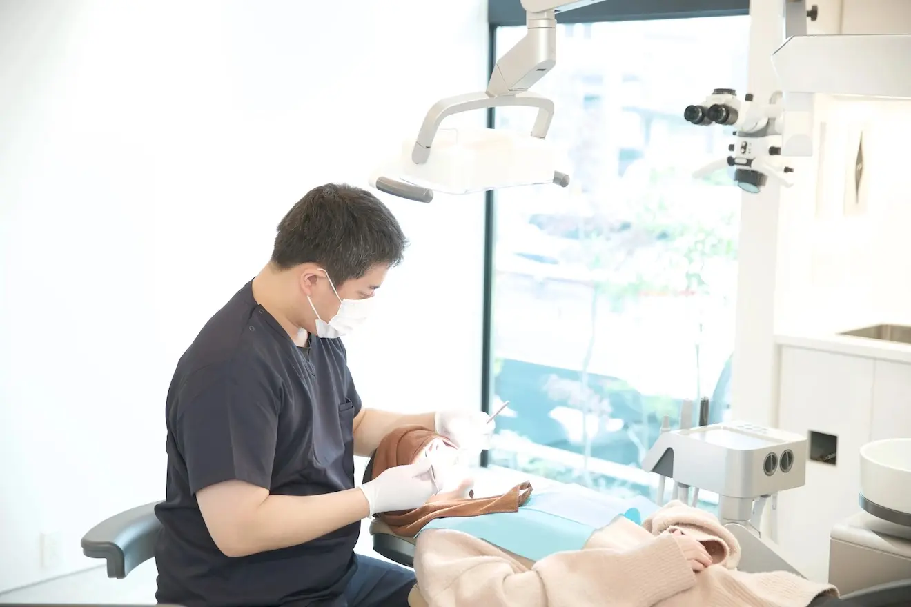 治療する歯科医の画像