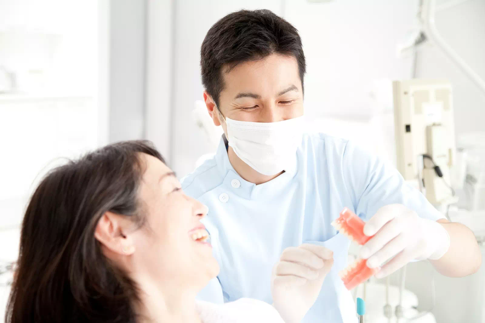診察する女性の画像