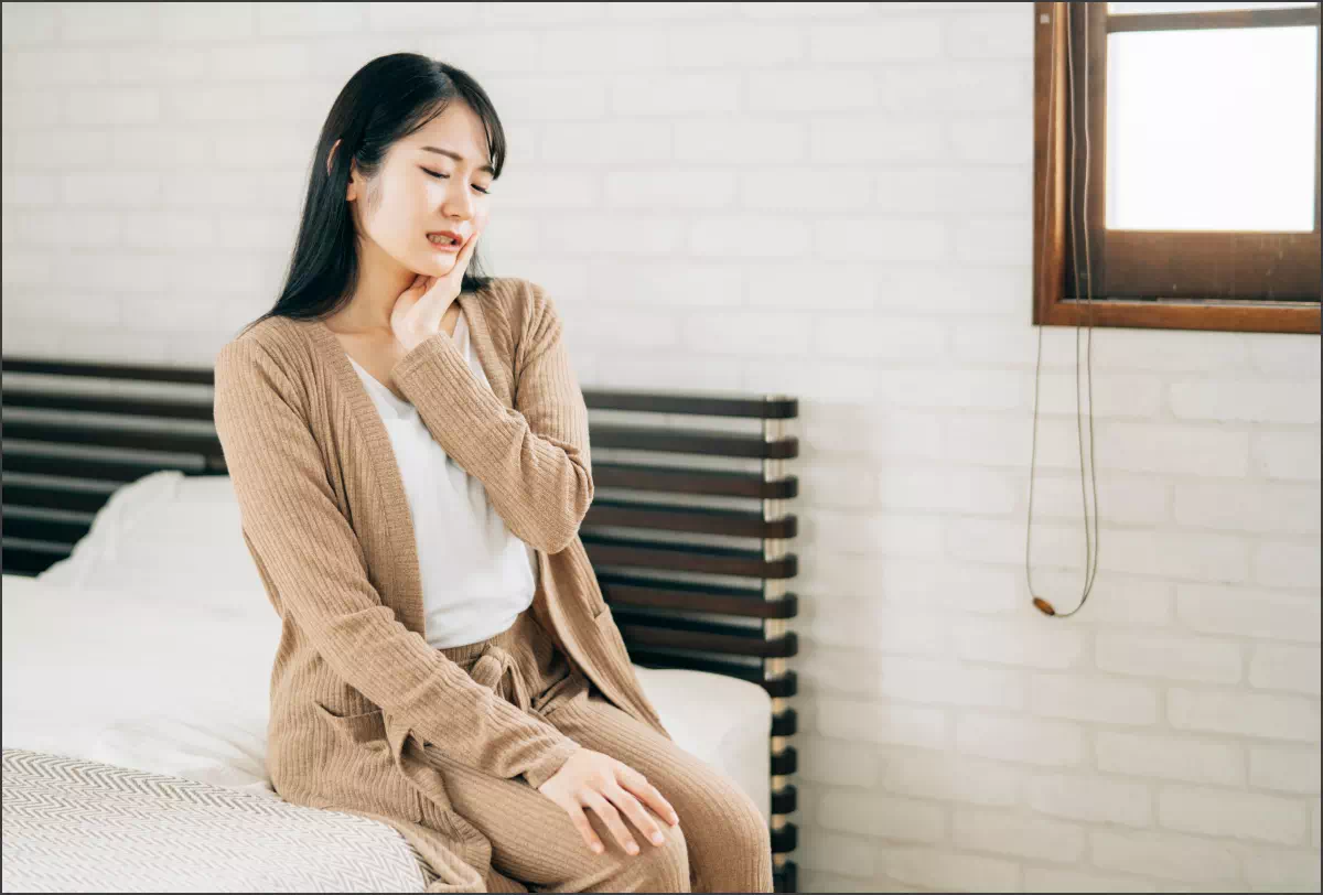 歯を痛がる女性の画像